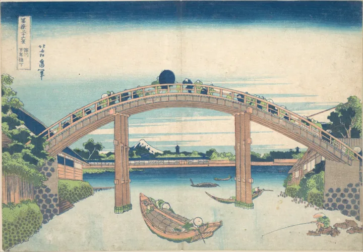 Estampe de Hokusai, Sous le pont Mannen à Fukagawa : un pêcheur assis sur les rochers de la berge pêche à la ligne, le mont Fuji au loin sous l’arche du pont